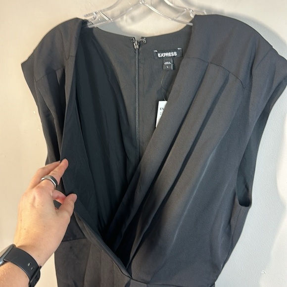 NWT Express V-Neck Faux Wrap Pleated Sheath Dress Black Size L - Picture 14 of 14